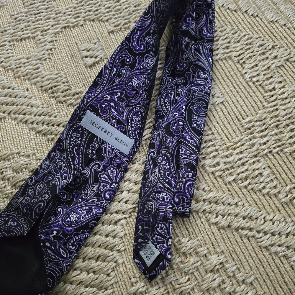 Geoffrey Beene Black and Purple Paisley Silk Tie - Picture 3 of 6